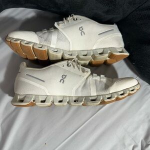 OnCloud white Tennis Shoes, Women’s Size 9.5